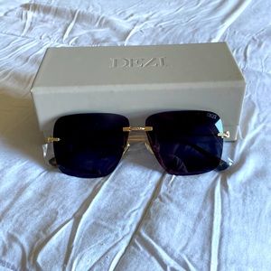 NEW 🤩🤩 Dezi sunglasses 2000s - gold/ dark smoke